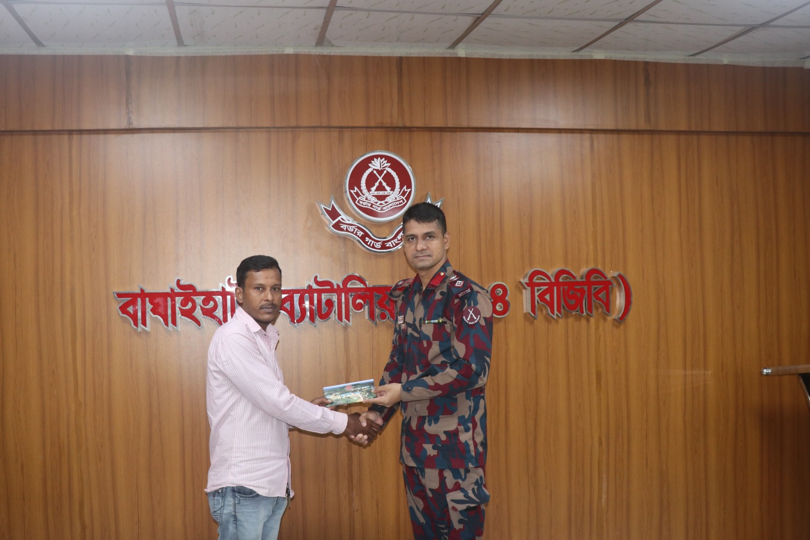 শারদীয় দুর্গাপূজা উপলক্ষে বাঘাইহাটে ৫৪ বিজিবির আর্থিক অনুদান প্রদান
