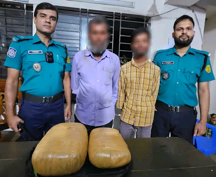 কোতোয়ালী মডেল থানা পুলিশের অভিযানে ০৫ কেজি ৫০ গ্রাম গাঁজা ও একটি মোটরসাইকেলসহ ০২ জন গ্রেফতার