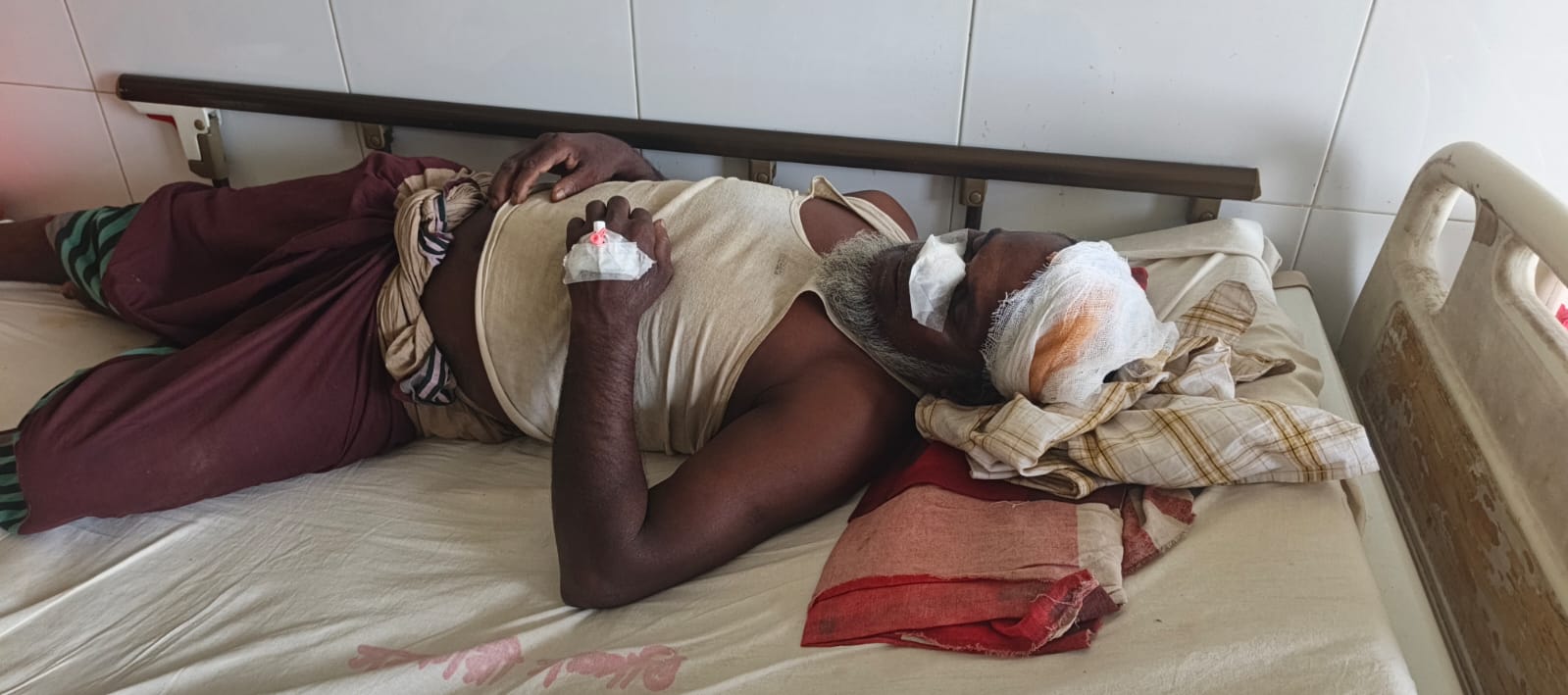 সুনামগঞ্জের এরালিয়া গ্রামে এক বৃদ্ধ কে কুপিয়ে আহত করে ৫০ হাজার টাকা ছিনতাই