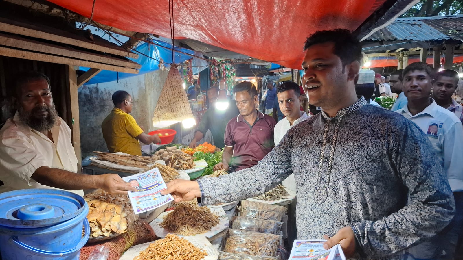 বিশ্বনাথের রামপাশায় লিফলেট বিতরণ করলেন চেয়ারম্যান পদপ্রার্থী বিএনপি নেতা তোফায়েল আহমদ