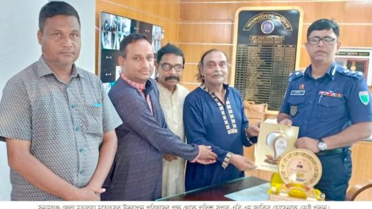 সুনামগঞ্জ জেলা মহালয়া মহোৎসব উদযাপন পরিষদের পক্ষ থেকে পুলিশ সুপার এবি এম জাকির হোসেনকে ক্রেষ্ট প্রদান