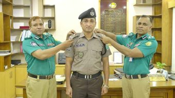 এসএমপিতে পদোন্নতিপ্রাপ্ত দুই পুলিশ কর্মকর্তাকে র‍্যাংক ব্যাজ পরালেন কমিশনার
