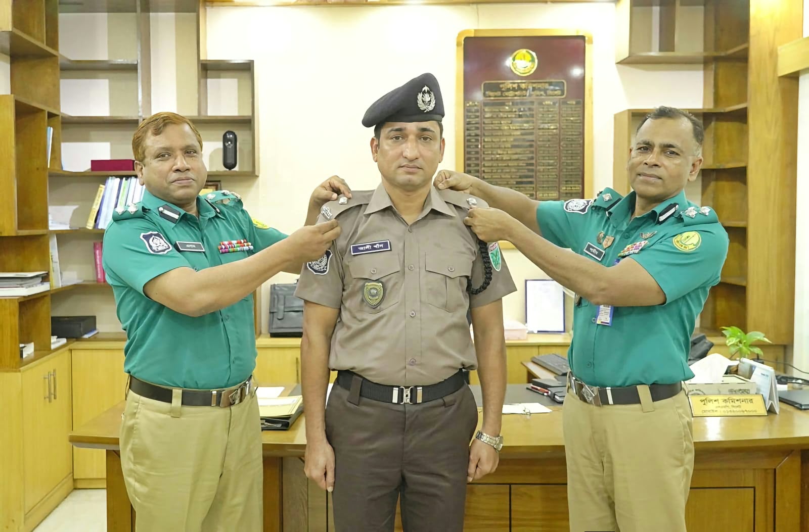 এসএমপিতে পদোন্নতিপ্রাপ্ত দুই পুলিশ কর্মকর্তাকে র‍্যাংক ব্যাজ পরালেন কমিশনার