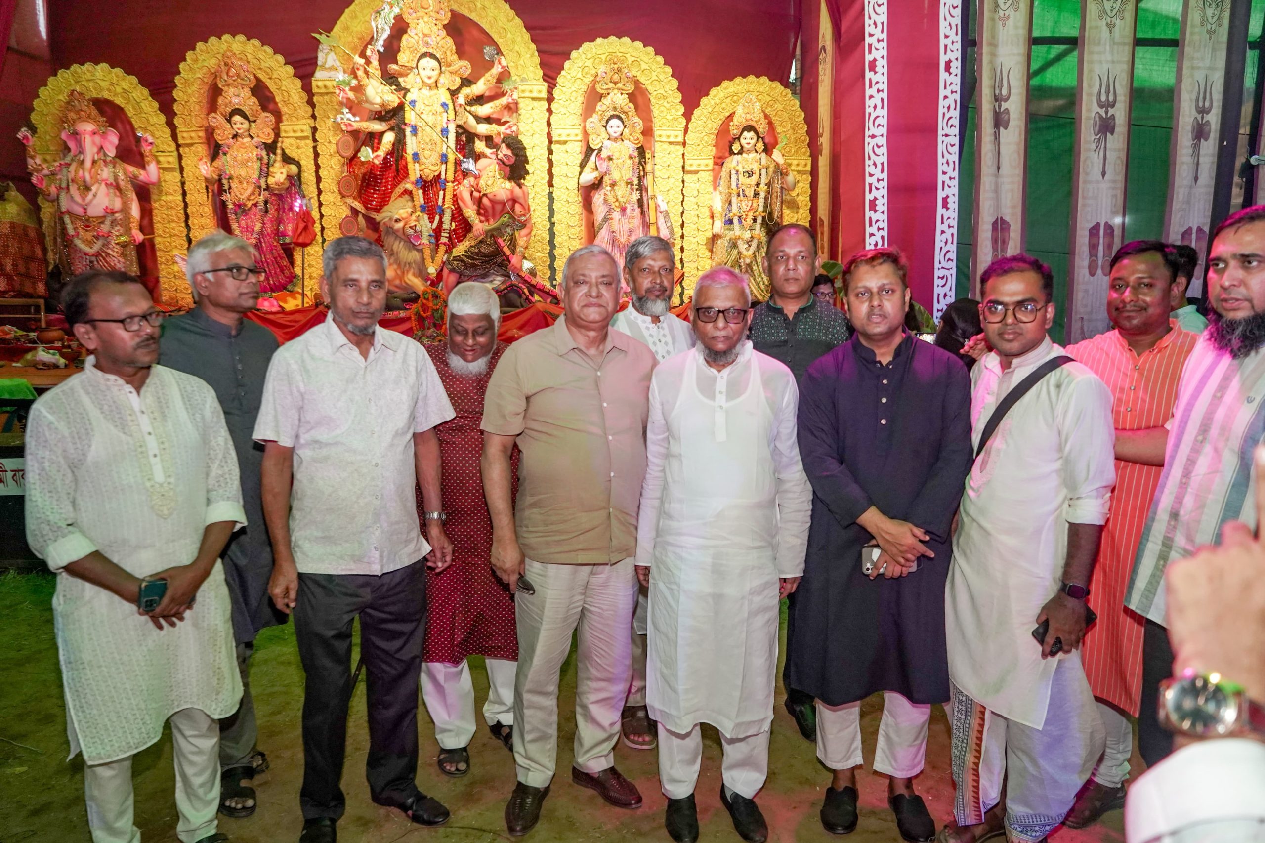 শ্রম ও কর্মসংস্থান মন্ত্রণালয় প্রবাসী কল্যাণ ও বৈদেশিক কর্মসংস্থান মন্ত্রীর পূজা মণ্ডপ পরিদর্শন