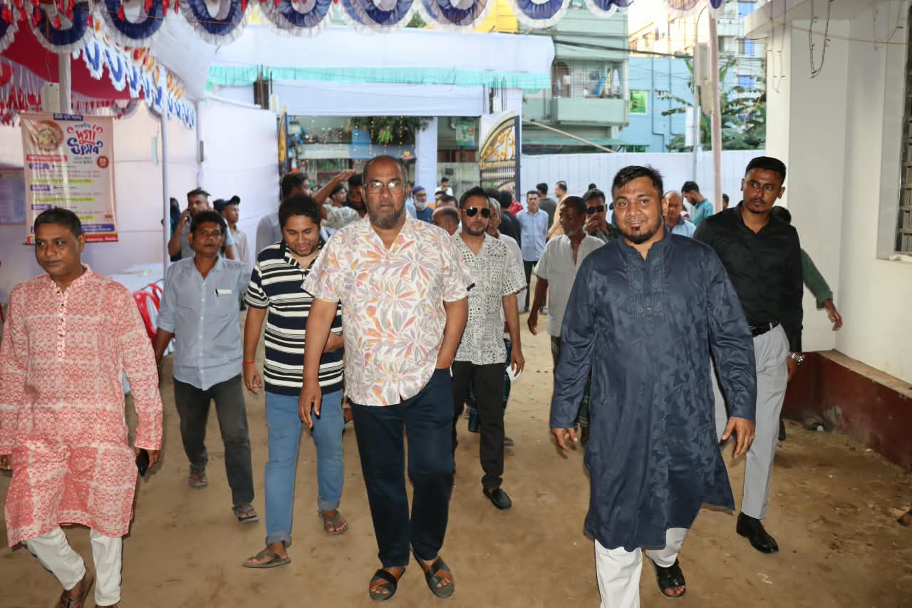 বিভিন্ন পূজামণ্ডপ পরিদর্শনকালে সিসিক প্রশাসক