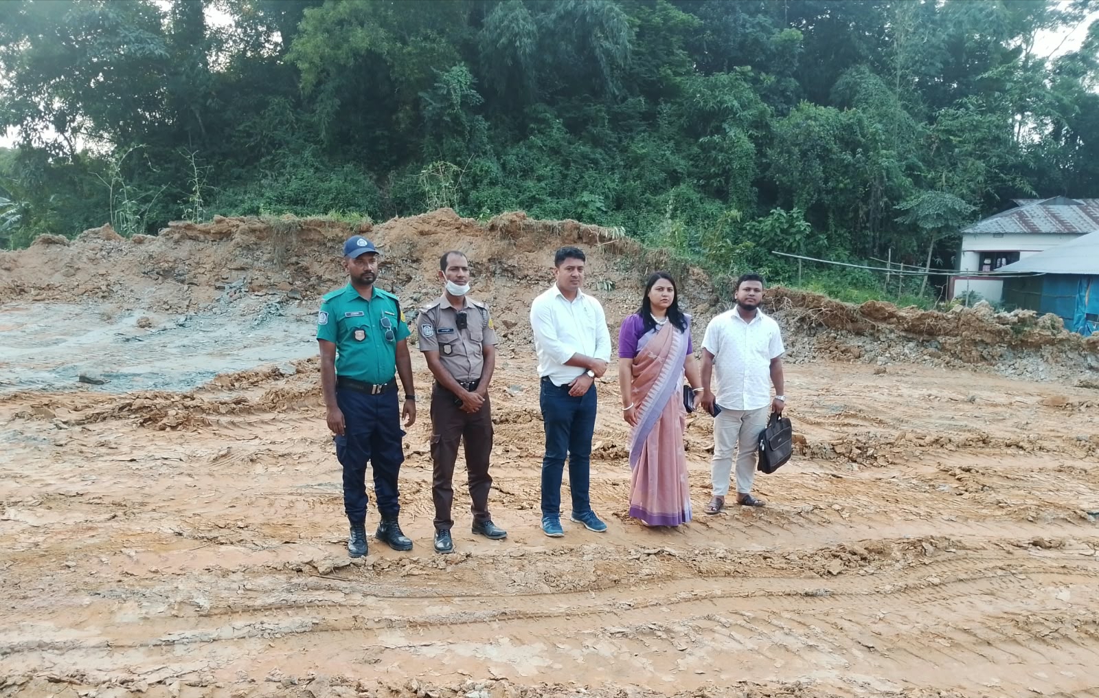 চাতলে টিলা কাটার অভিযোগে প্রশাসনের অভিযান, মামলা দায়েরের নির্দেশ
