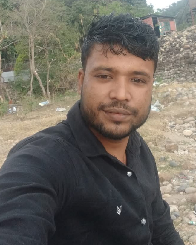 জাফলং জিরো পয়েন্টে থানা পুলিশ ও ডিবি পুলিশের লাইনম্যান কে এই শ্রমিক দল নেতা রুবেল!